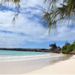 Visite des 3 baies – Déjeuner Royal Sakalava – Visite de la montagne des Français – Nuitée en demi-pension Grand Hôtel / Mer Emeraude – Déjeuner – Diner Kaza – Nuitée en Bed & Breakfast au Grand Hôtel — Diego Suarez & le Nord, Madagascar