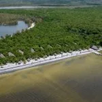 Canal des Pangalanes séparé de l'océan par un cordon de sable, côte Est