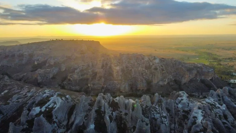 Lumière du couchant sur les reliefs ruiniformes du massif de l'Isalo