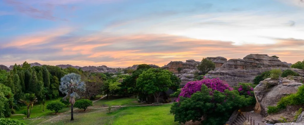 Jardin fleuri et massif de l'Isalo au crépuscule, Relais de la Reine