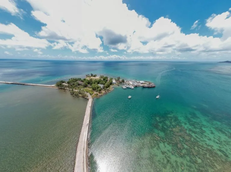 Digue menant à l'îlot Madame dans la baie de Sainte-Marie, vue aérienne